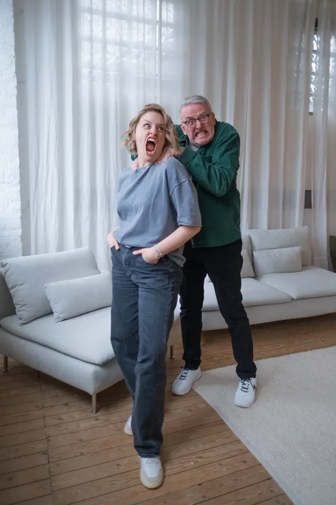 Maischa & Markus Pingel sind Tochter und Vater. Auf dem Foto machen die beiden Grimassen. Die beiden betreiben den Podcast "Ganz schön pingelig!".